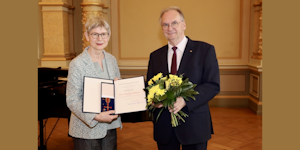 Ministerpräsident Dr. Reiner Haseloff überreichte den Verdienstorden in der Magdeburger Staatskanzlei an Prof. Dr. Regina Leven